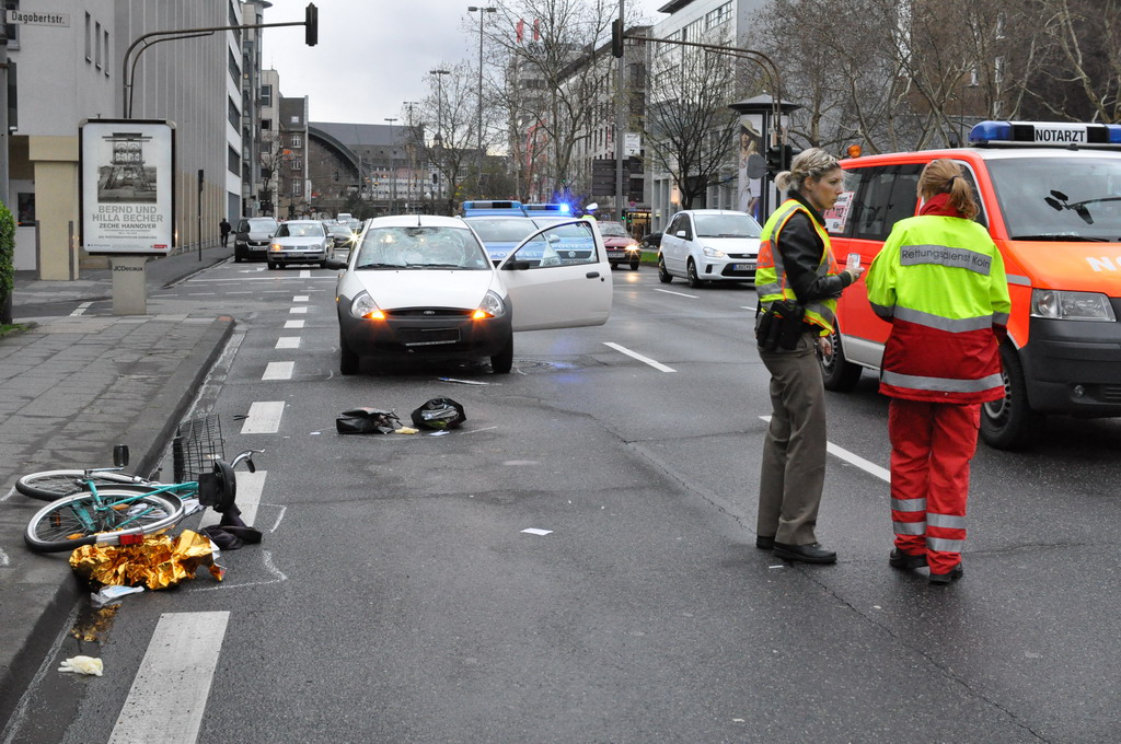 VU PKW gegen Rad Koeln Turinerstr P10.JPG